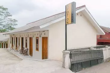 هتل Spot On 2750 Ayu Homestay Syariah