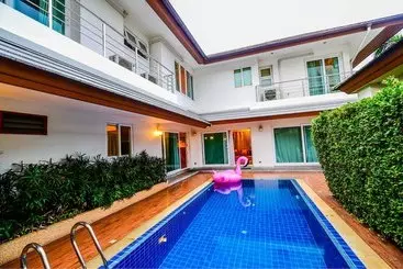 آپارتمان‌های توریست‌ها Baan Janchai Pool Villa By Pinky