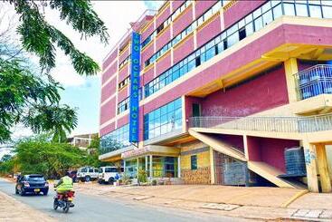 Two Oceans Hotel Voi