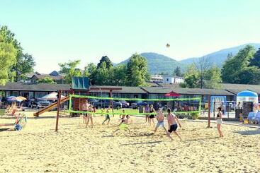 汽车旅馆  Scotty's Lakeside Resort