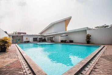 هتل The Habitat By Oyo Rooms