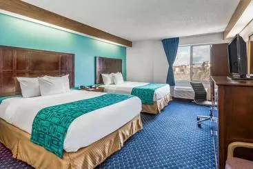 Отель Howard Johnson By Wyndham Vancouver  & Suites