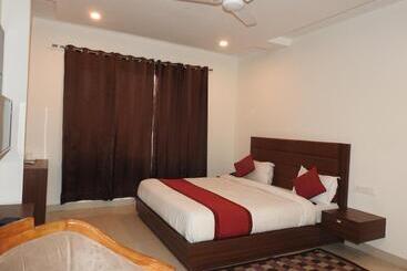 هتل Aakash Residency