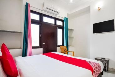 호텔 Oyo 65508 The Indraj House