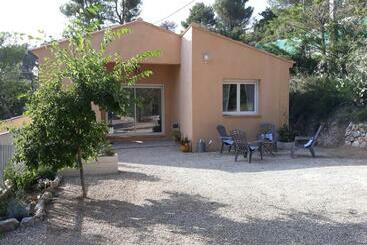 ツーリストアパートメント Galinette