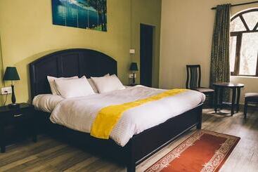 پانسیون The Camphor Tree Pura Stays