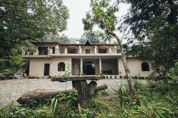 Pensionat The Camphor Tree Pura Stays