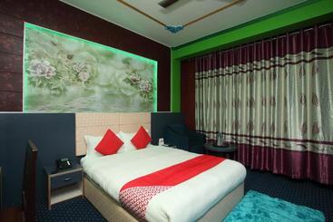 Отель Aastha By Oyo Rooms