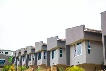 Huoneistohotelli Pearl Cottages Kiwatule