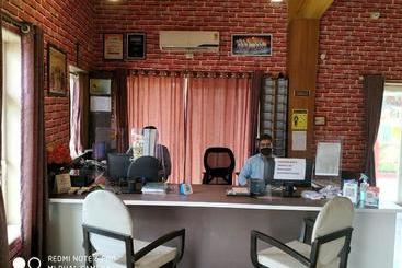 Hotel Whispering Woods Resortlonavala