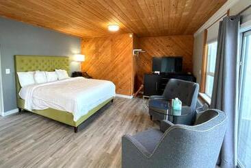 Motel Tides Inn & Suites