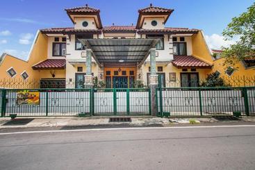 هتل Oyo 3217 The Ts Homestay