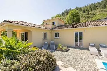 Turistlägenheter Luxurious Villa With Private Pool In Les Vans