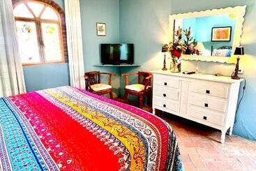 تختخواب و صبحانه Boutique Hotel Casa Camellia