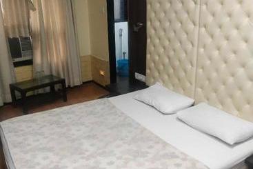 فندق Divya International