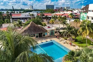 Aparthotel Paradise Beachfront & Nightlife Heart
