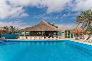 Aparthotel Paradise Beachfront & Nightlife Heart