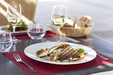 Отель Golden Tulip Avignon Le Paradou