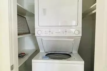 ベッドアンドブレックファースト Walkable Ots Mid Century Condo Pool