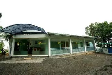 Hotel Oyo 14253 Lime Light Resort