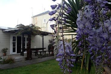 Lady Bowen Bed & Breakfast