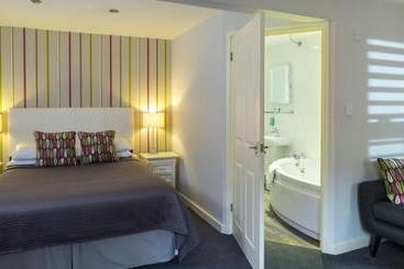 فندق The Lake Isle Restaurant With Rooms