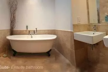 Pensió Riverside Barn Guest House