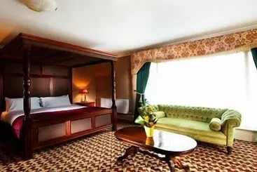 هتل Riverbank House