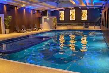 Отель The Riverside Park