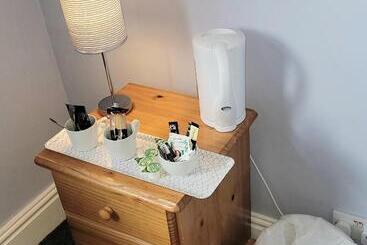 호스텔 The Glazebury Bar And Restaurant With Accommodation