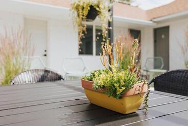 Motel Naramata Courtyard Suites