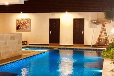 ホテル Familytel Bali