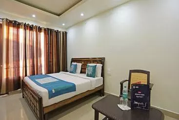 هتل Holiday Inn Guest House