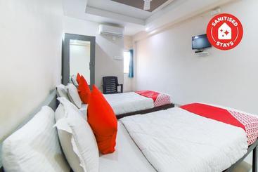 酒店 Oyo 69652 Om Restaurant And Guest House