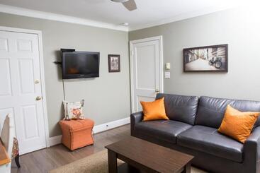 فندق Burke Manor Inn & Pavilion