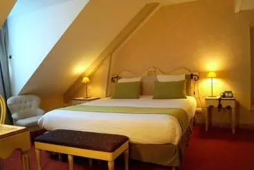 هتل Logis Hostellerie Des Clos Et Restaurant Bistrot Des Grands Crus