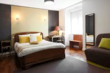 Отель Logis Hôtel Restaurant Les Voyageurs