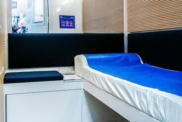 簡易ホテル Resting Pods Zzzleepandgo Vrn Verona Airport