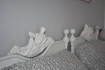 تختخواب و صبحانه Alma Nua