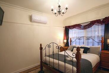 Tudor Cottages Mt Dandenong