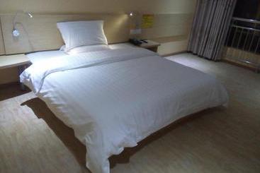 בית מלון כפרי 7days Inn Nyingchi Bayi Bridge