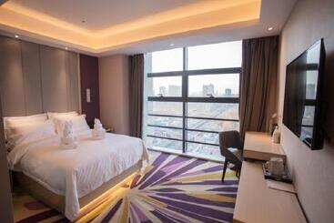 Lavande Hotel Korla City Government Swan Lake