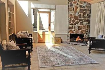 ベッドアンドブレックファースト Olinda Yarra Cottage