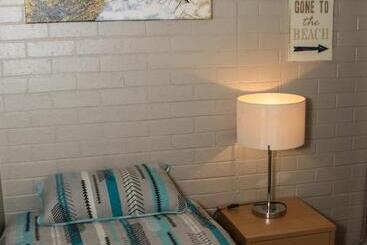 فندق على الطريق Westside Studio Apartments