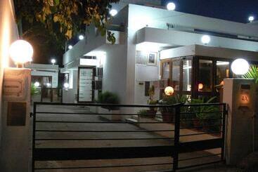 تختخواب و صبحانه Petite Homestays