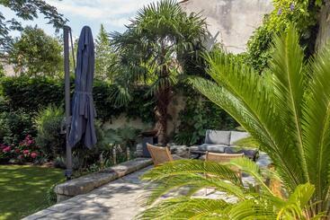 Escale Rochelaise B&b, Spa Bain Nordique Et Sauna Tonneau