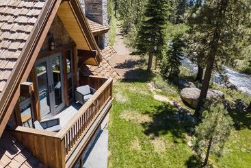 Hunter By Avantstay | Riverfront Cabin W/ Prvt Cottage | 10mins From Squaw