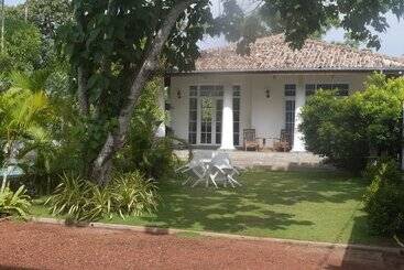 펜션 Pearl Villa Welhengoda