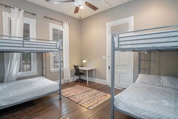 کلبه Restored Historic 2br/1.5ba House Near Downtown