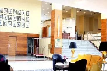 בית מלון כפרי Courtyard By Marriott Warsaw Airport